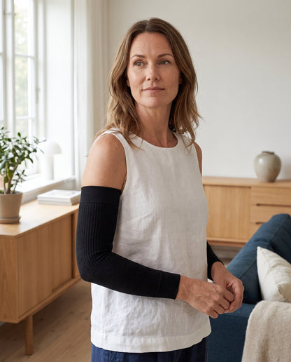 Kvinde med sorte 3D-formende ærmer under en ærmeløs top