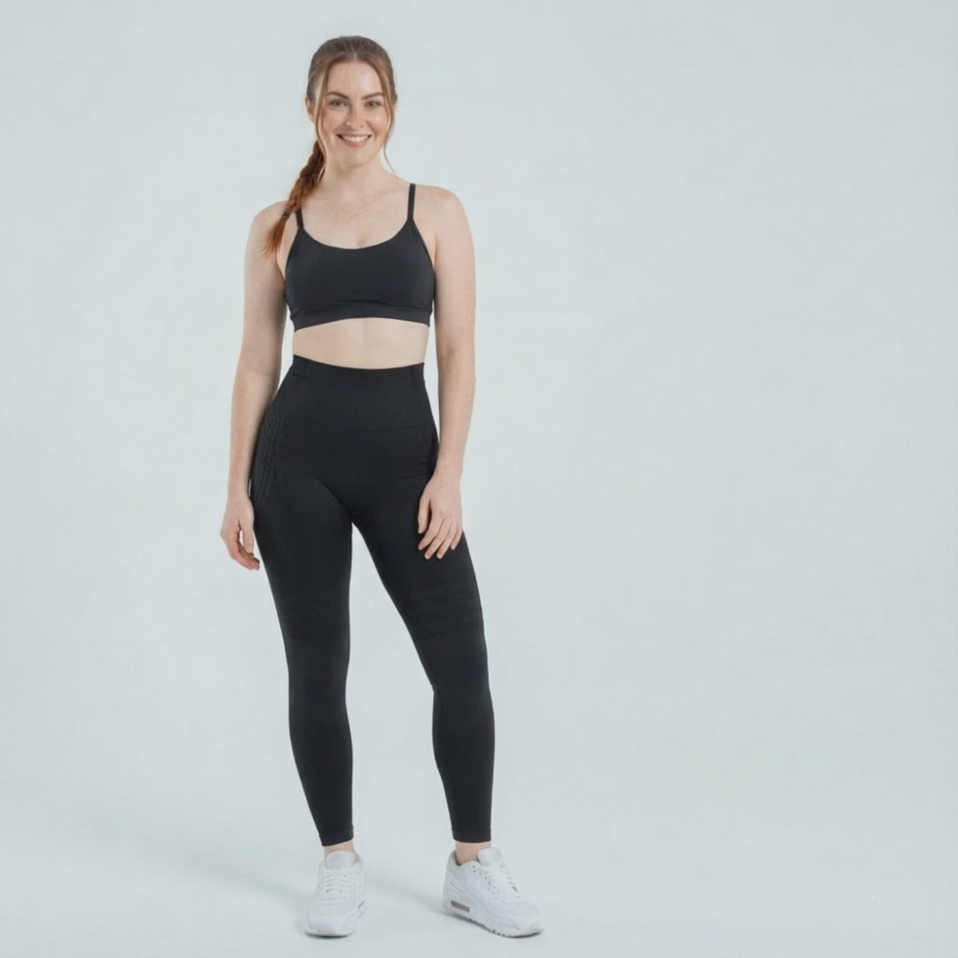 Kvinde i sorte 3D-formende leggings drejer rundt